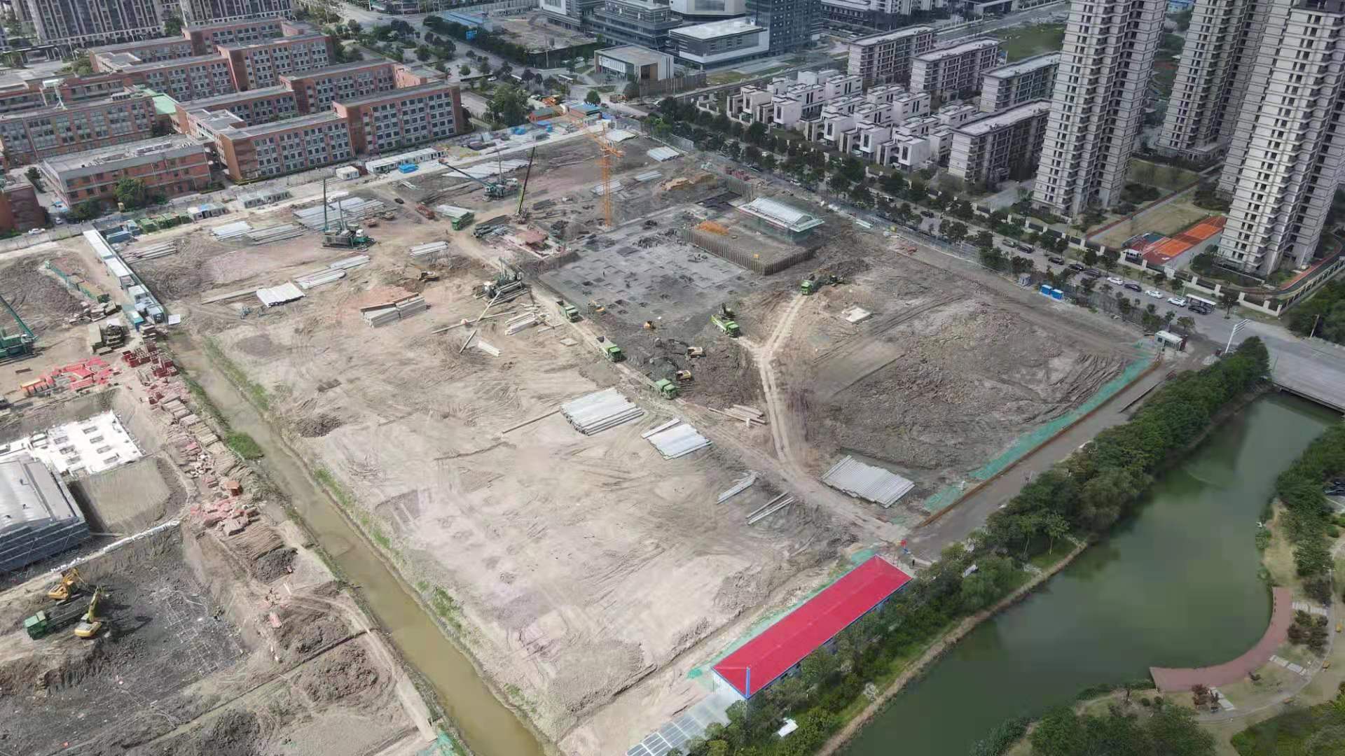 我們是一家集工業(yè)與民用建設(shè)、安裝、裝修裝飾、地基與基礎(chǔ)、大型土石方、市場開發(fā)為一體的施工總承包企業(yè)。