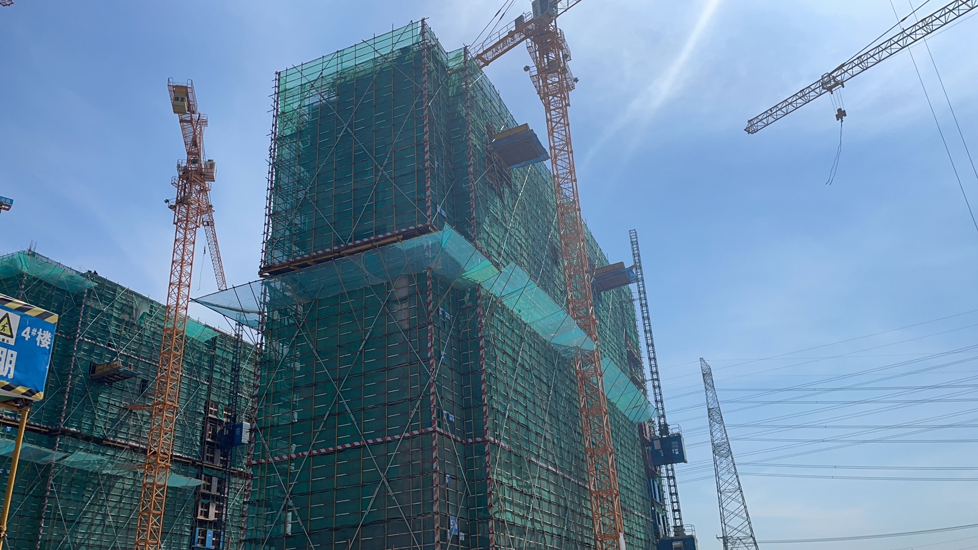 我們是一家集工業(yè)與民用建設(shè)、安裝、裝修裝飾、地基與基礎(chǔ)、大型土石方、市場開發(fā)為一體的施工總承包企業(yè)。