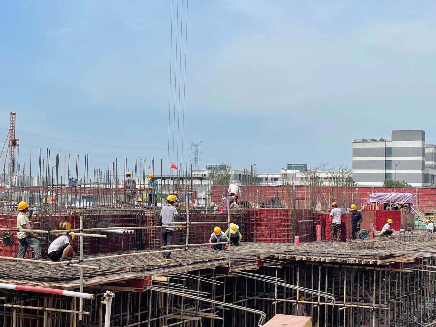 我們是一家集工業(yè)與民用建設(shè)、安裝、裝修裝飾、地基與基礎(chǔ)、大型土石方、市場(chǎng)開發(fā)為一體的施工總承包企業(yè)。