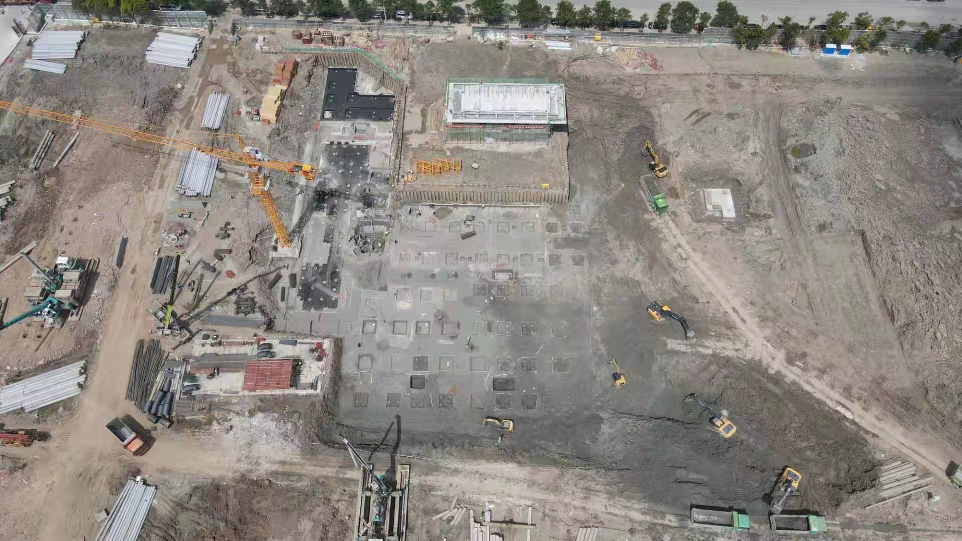 我們是一家集工業(yè)與民用建設(shè)、安裝、裝修裝飾、地基與基礎(chǔ)、大型土石方、市場開發(fā)為一體的施工總承包企業(yè)。